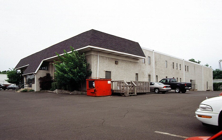 More Photos Of 400 Mack Dr, Croydon Flex For Lease