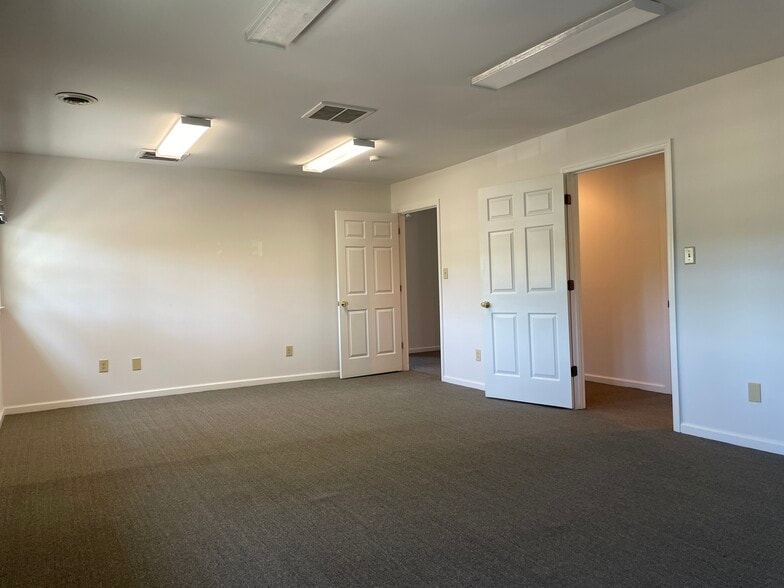 More Photos Of 8979 Pocahontas Trl, Williamsburg Light Distribution For Lease