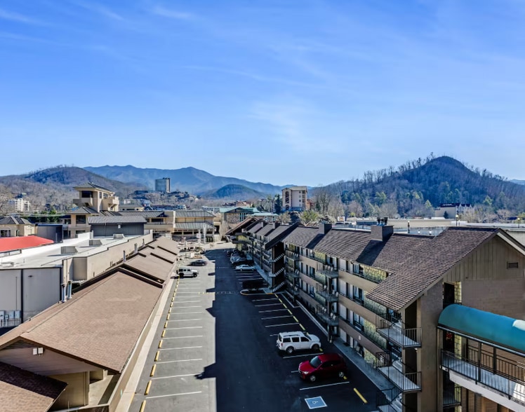 Primary Photo Of 929 Parkway, Gatlinburg Hotel For Sale