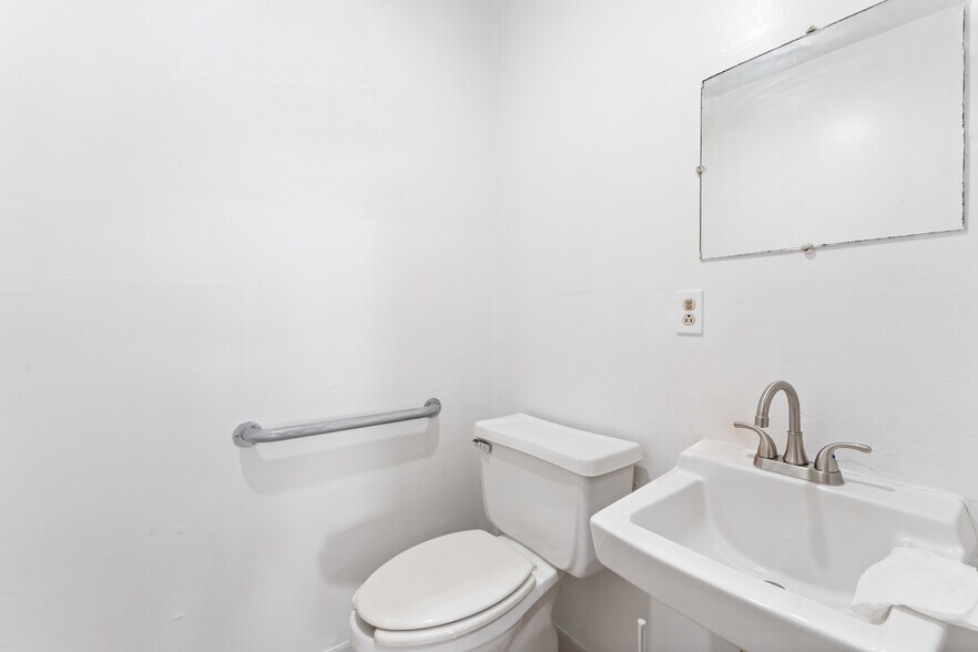 More Photos Of 13826-13838 SW 142nd Ave, Miami Warehouse For Sale