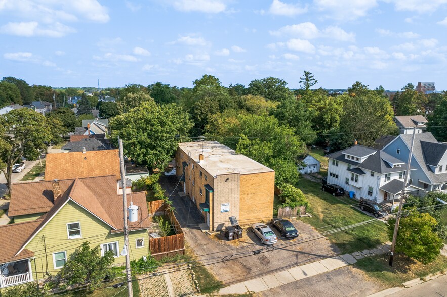 More Photos Of 826 N Walnut St, Lansing Apartments For Sale