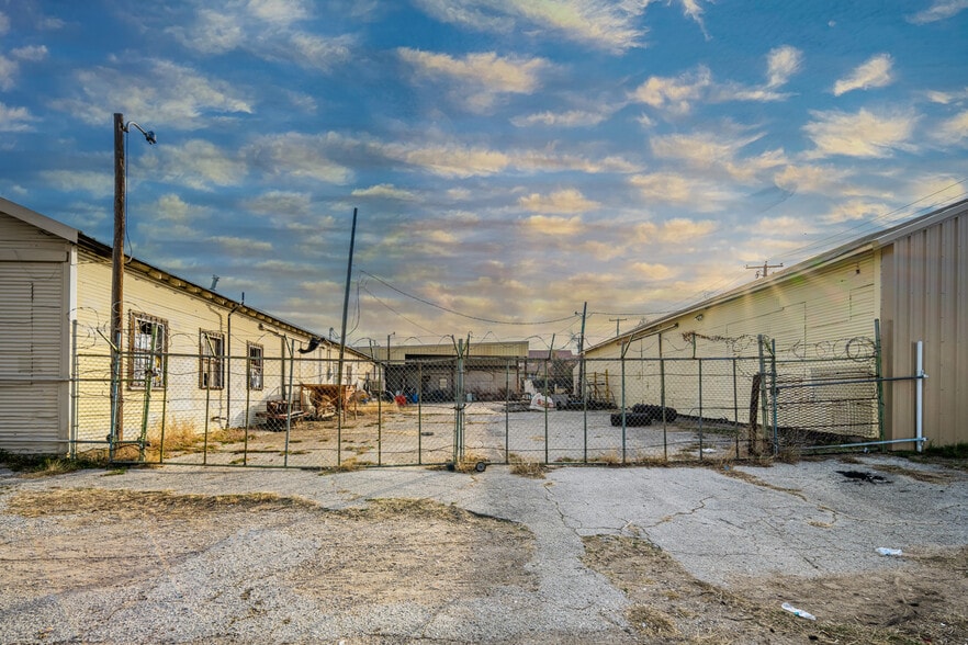 More Photos Of 1808 Bomar Ave, Fort Worth General Retail For Sale