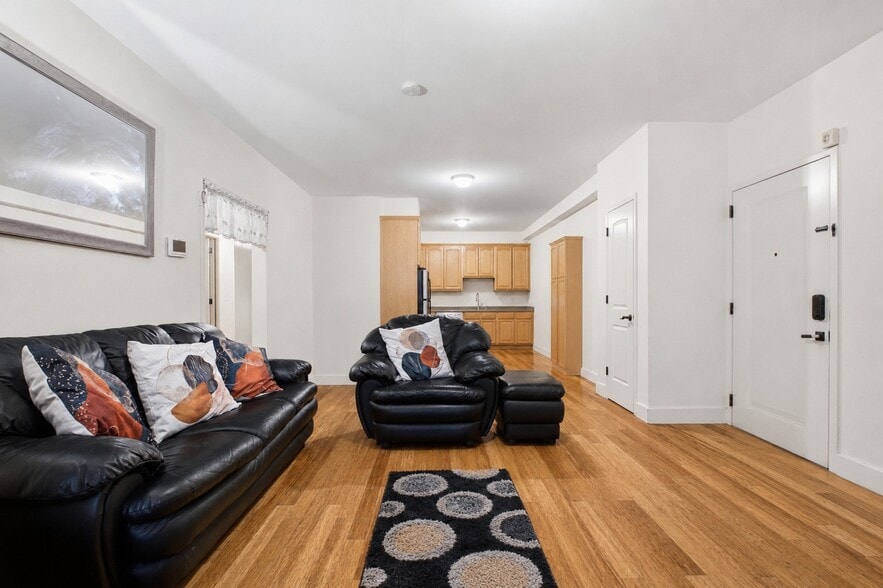More Photos Of 14 E Sandford Blvd, Mount Vernon Apartments For Sale
