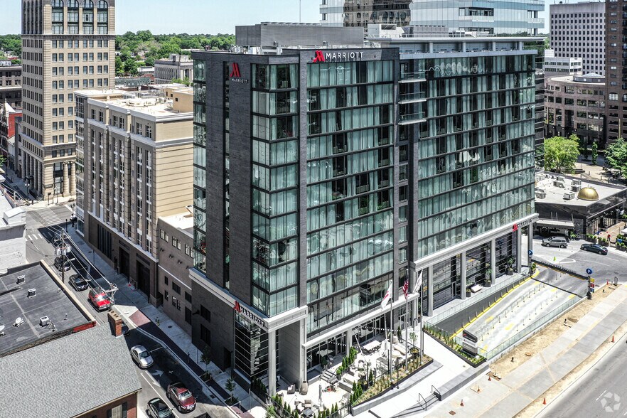 More Photos Of 100 W Main St, Lexington Office For Lease