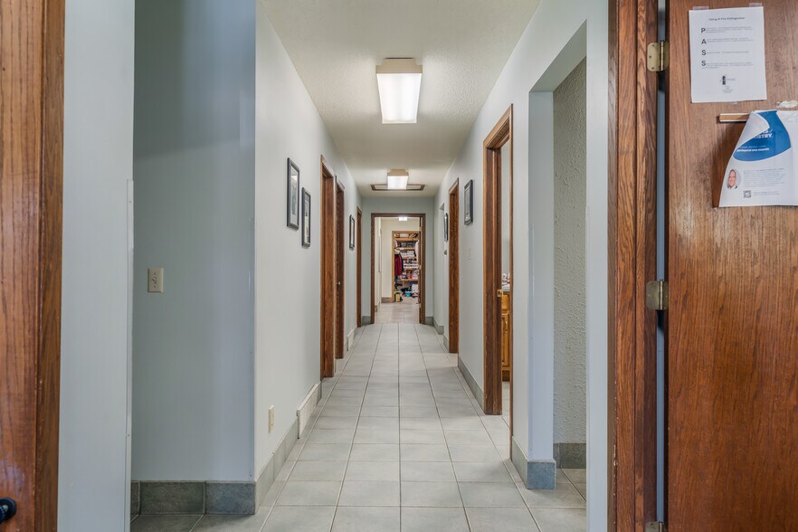 More Photos Of 645 Hawthorne Dr, Omro Veterinarian Kennel For Sale