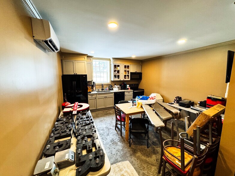 More Photos Of 4 Nora Ln, Pomfret Warehouse For Sale