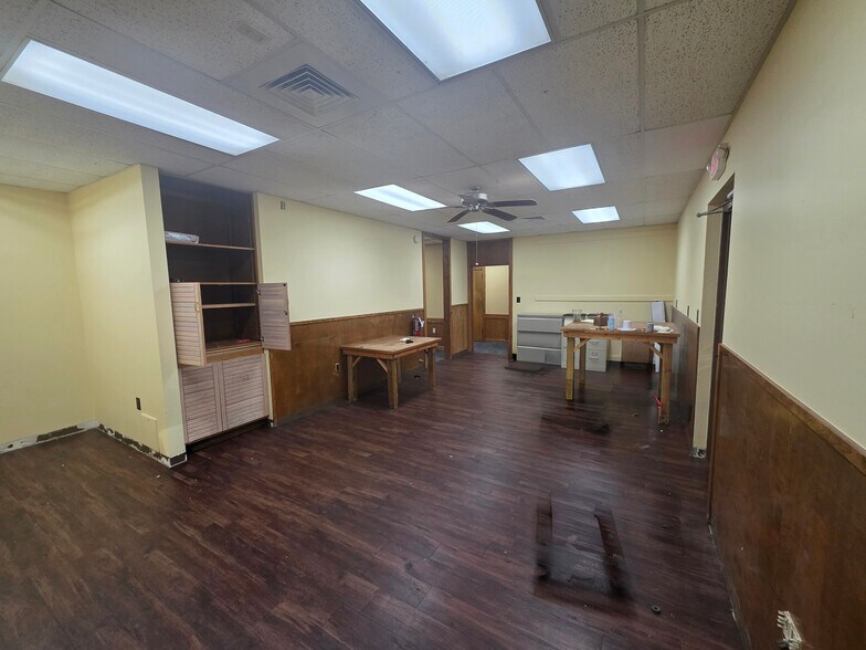 More Photos Of 401 N 2nd St, Rogers Office For Lease