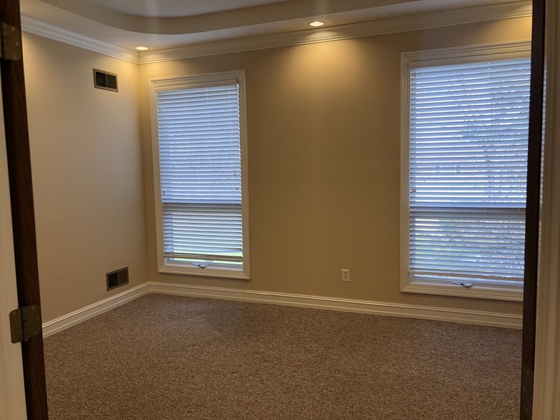 More Photos Of 1528 E Greyhound Pass, Carmel Office For Lease