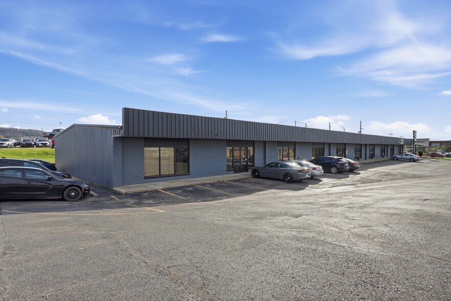 More Photos Of 3416-3422 N College Ave, Fayetteville Unknown For Lease