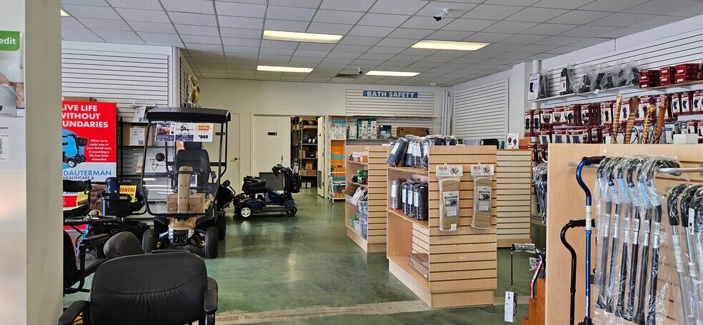 More Photos Of 2700 S King St, Honolulu Unknown For Lease