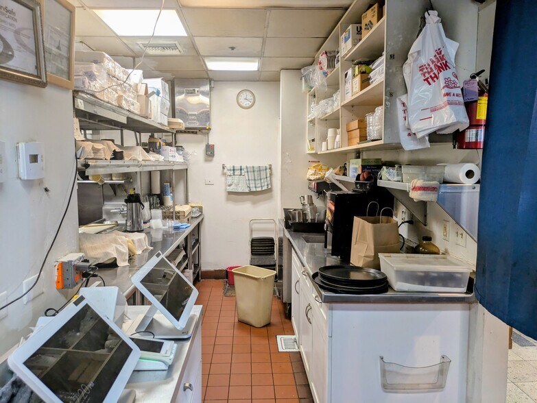 More Photos Of 11675-11677 San Vicente Blvd, Los Angeles Storefront For Lease
