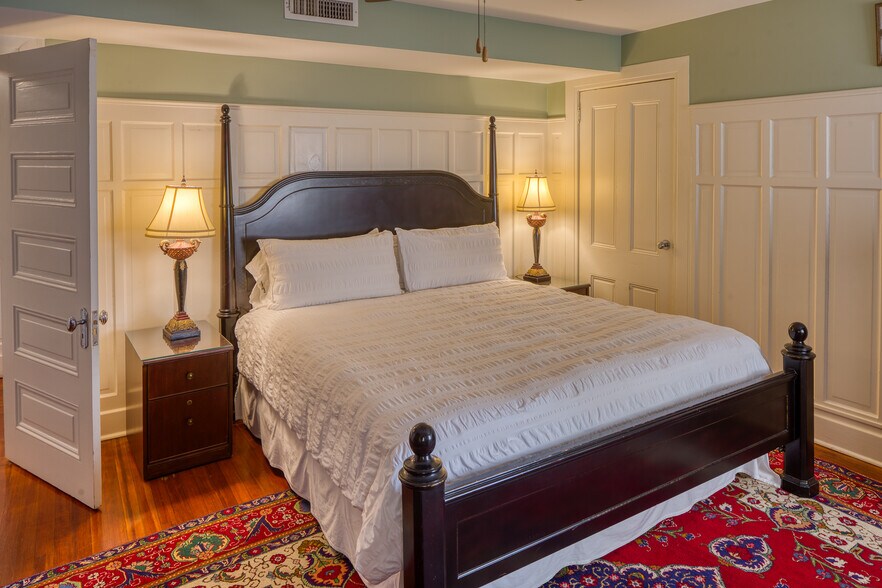 More Photos Of 14 E Taylor St, Savannah Specialty For Sale