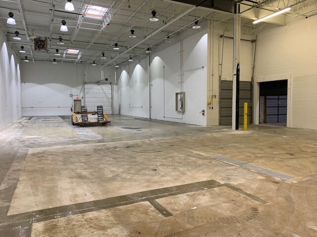 More Photos Of 345 Memorial Dr, Crystal Lake Showroom For Sale