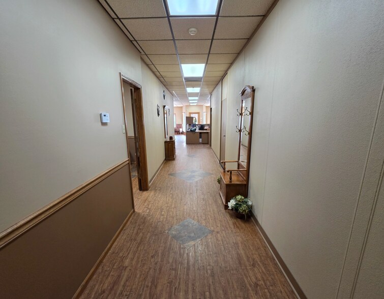More Photos Of 204 S Washington St, Mc Leansboro Office For Sale
