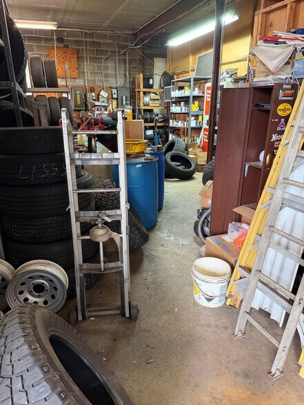 More Photos Of 1529 E Philadelphia Ave, Gilbertsville Auto Repair For Sale