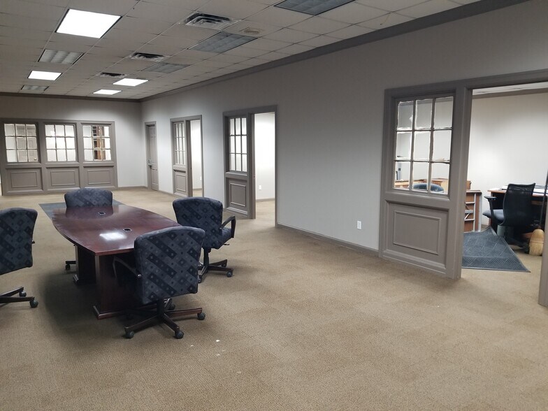 More Photos Of 49 Public Sq, Shelbyville Office For Sale
