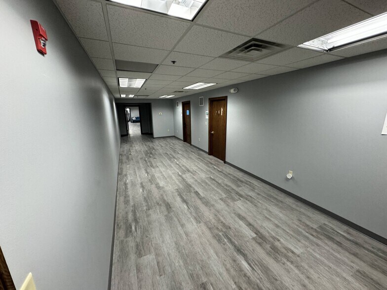 More Photos Of 2020 Front St, Cuyahoga Falls Office Residential For Lease