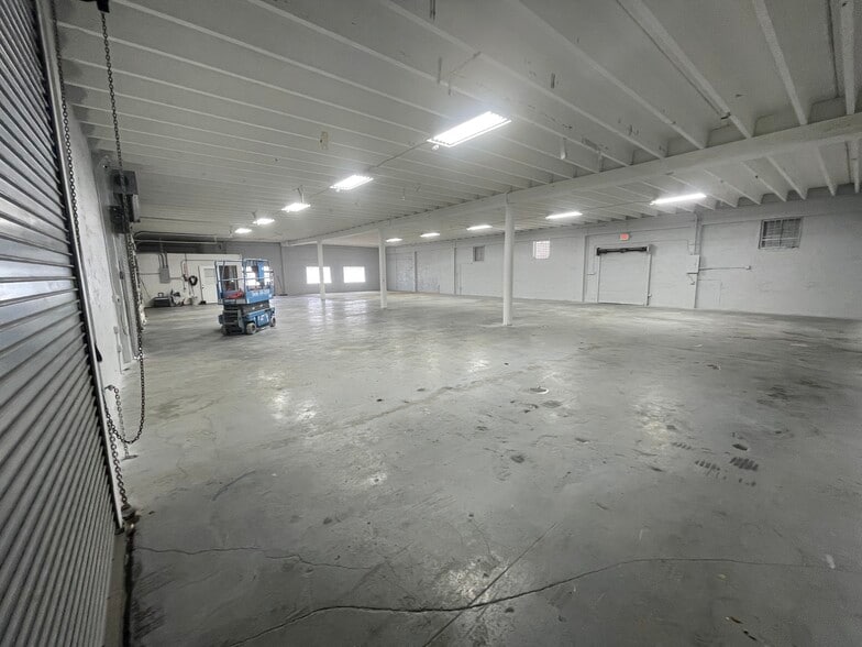 More Photos Of 5731 SW 23rd St, West Park Auto Repair For Lease