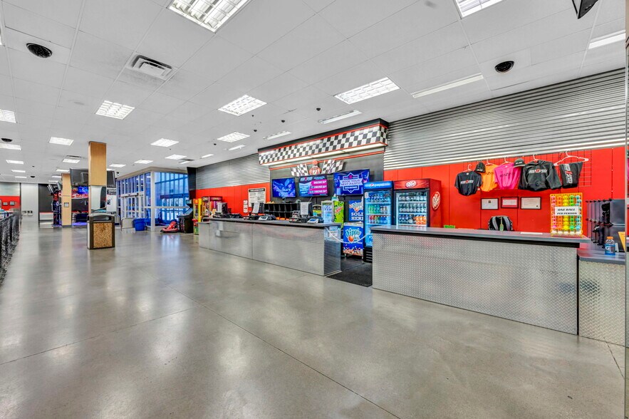 More Photos Of 6895 Sierra Center Pky, Reno Department Store For Lease