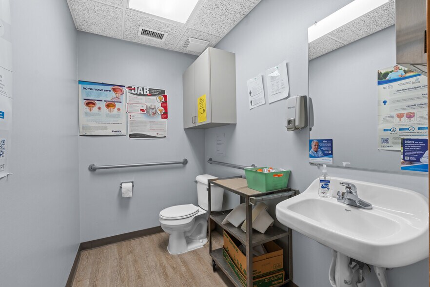 More Photos Of 28565-28585 Schoenherr Rd, Warren Medical For Lease