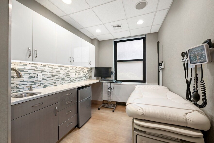 More Photos Of 121 E 60th St, New York Medical For Sale