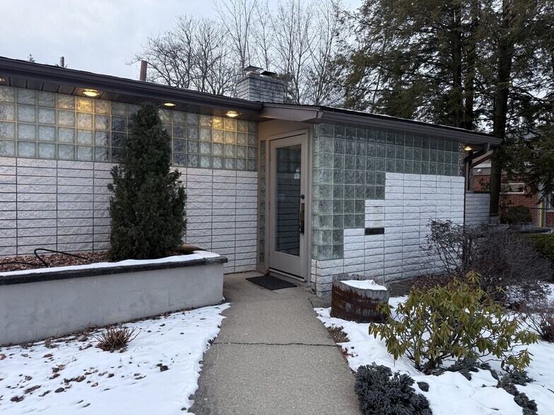 More Photos Of 235 Saratoga Rd, Schenectady Office For Sale