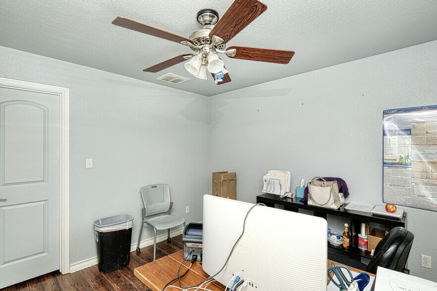 More Photos Of 11 Applegate Cir, Round Rock Distribution For Lease