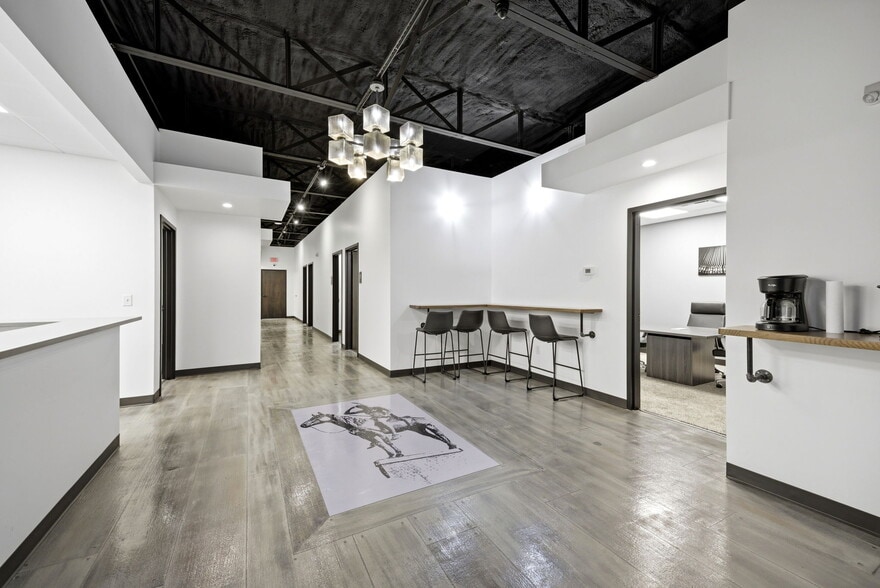 More Photos Of 326 SE Douglas St, Lees Summit Office For Sale