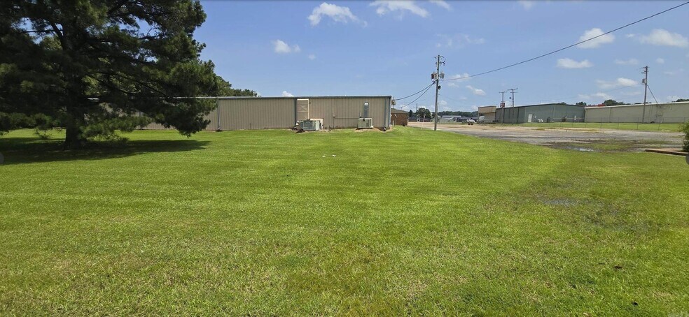 More Photos Of 2013 Falls Blvd N, Wynne Sports And Entertainment For Sale