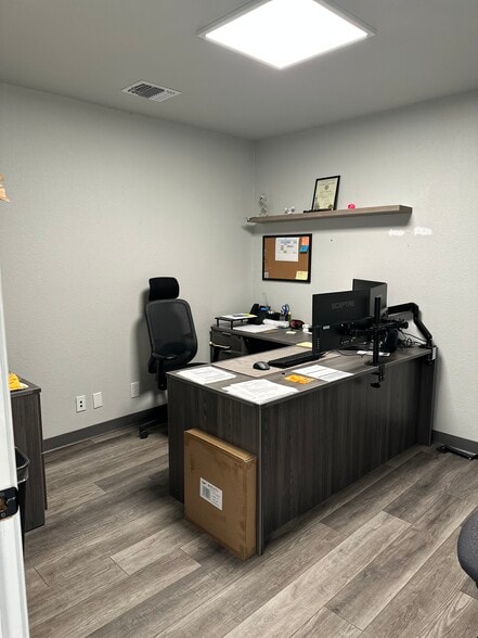 More Photos Of 4339 Centergate St, San Antonio Light Manufacturing For Lease