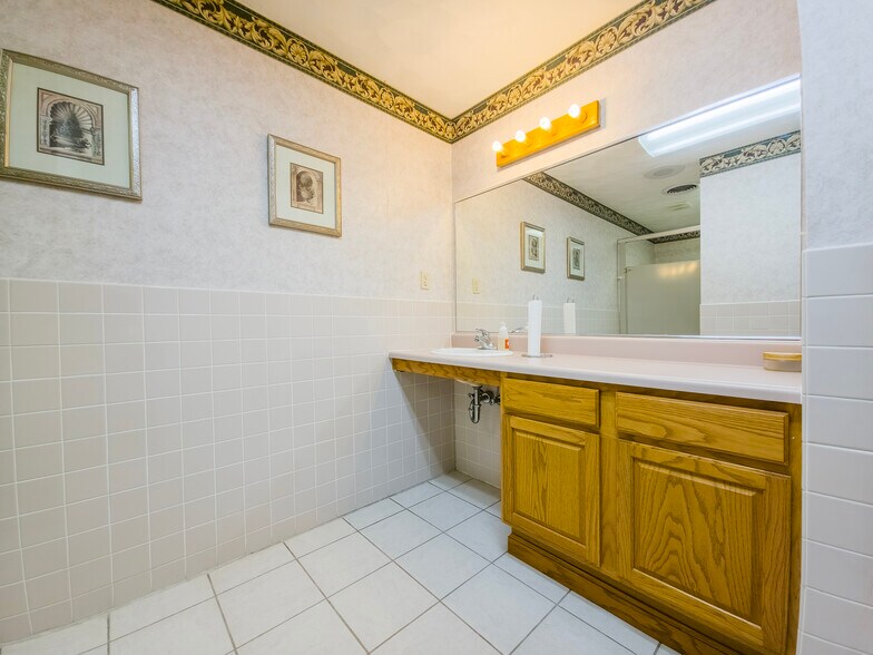 More Photos Of 2103 W 9th St, Mount Carmel Office For Sale