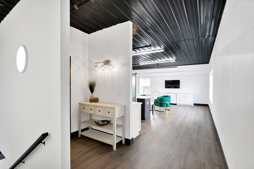 More Photos Of 17725 Motor District Cir, Carmel Showroom For Sale