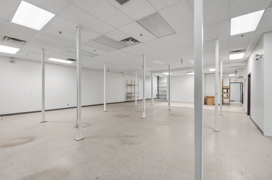 More Photos Of 3871 N Fraser Way, Burnaby Showroom For Lease
