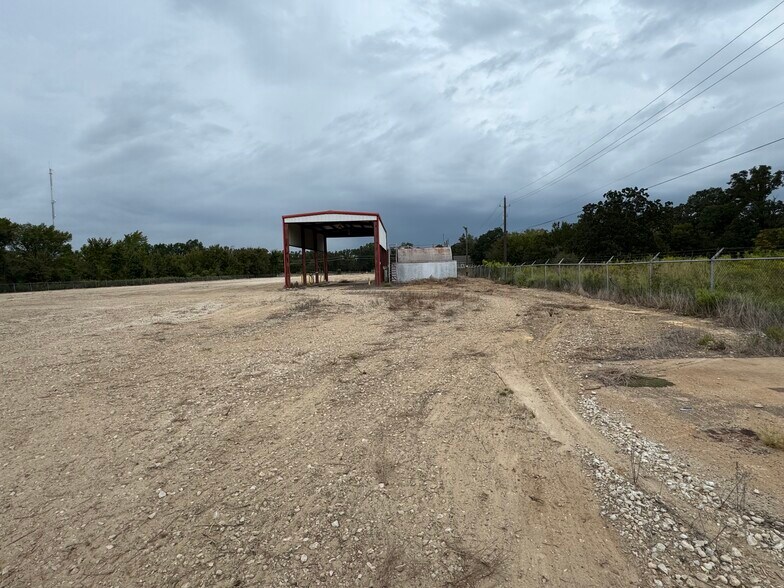 More Photos Of 9182 S US Highway 79, Palestine Service For Lease