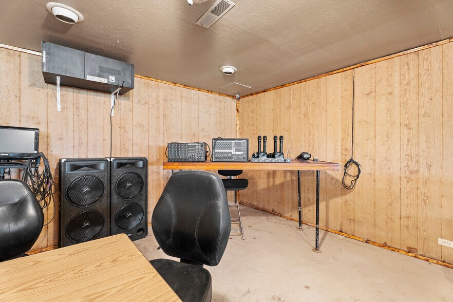 More Photos Of 26601 S 655 Rd, Grove Freestanding For Sale