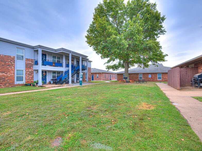 More Photos Of 1220 SE 9th St, Pryor Apartments For Sale