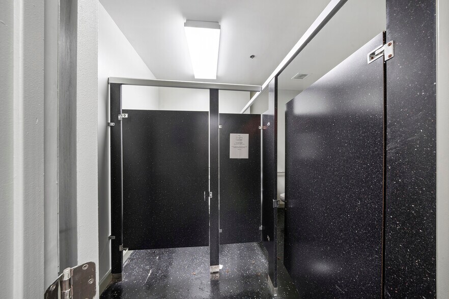 More Photos Of 2585 NW 21st Ter, Miami Warehouse For Lease