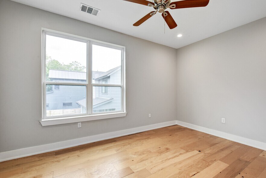 More Photos Of 4005 A/B Clawson Rd, Austin Specialty For Sale