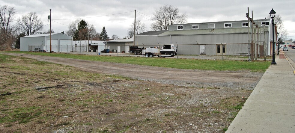 More Photos Of 230 South Main St, Lakeview Flex For Sale