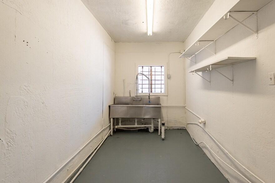 More Photos Of 114 S Teel Dr, Devine Restaurant For Sale