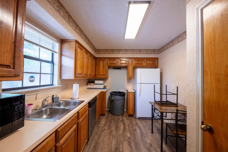 More Photos Of 1005 N Elm St, Denton Office For Lease