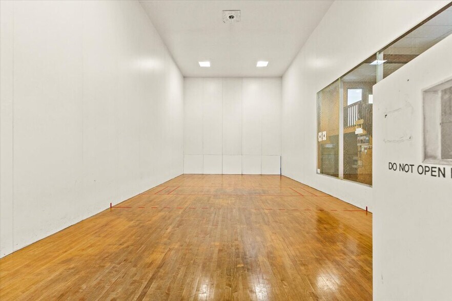 More Photos Of 309 E Springbrook Dr, Johnson City Flex For Lease