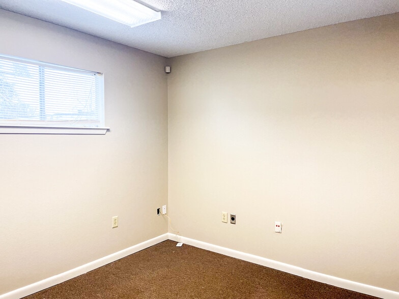 More Photos Of 214 S Burnside Ave, Gonzales Medical For Lease