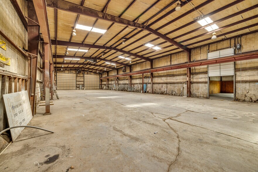 More Photos Of 2101 S East Ave, Cushing Warehouse For Lease