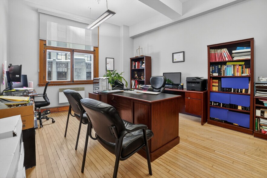 More Photos Of 84 Rue Notre-Dame O, Montréal Office For Lease