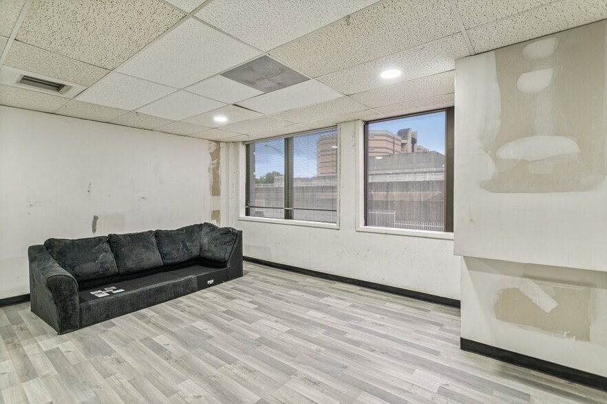 More Photos Of 327-345 E Bay St, Jacksonville Storefront Retail Office For Lease