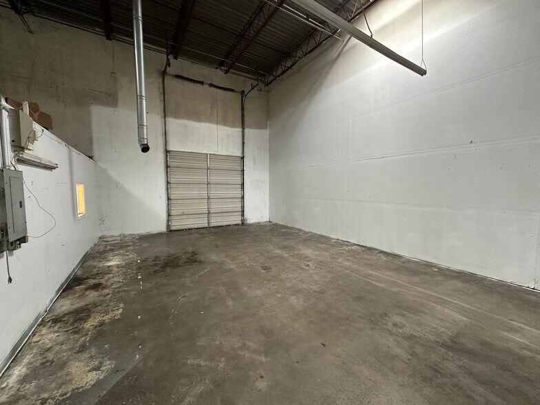 More Photos Of 3065 E Elm St, Springfield Light Manufacturing For Lease