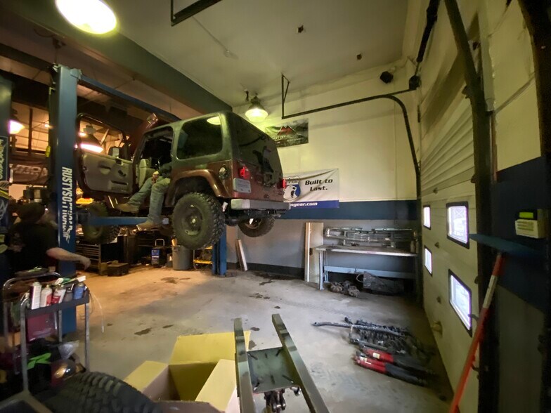 More Photos Of 29 Bridge St, Pelham Auto Dealership For Lease