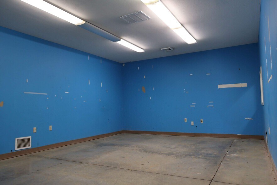 More Photos Of 101 Newbury Hollow Ln, Syracuse Warehouse For Lease