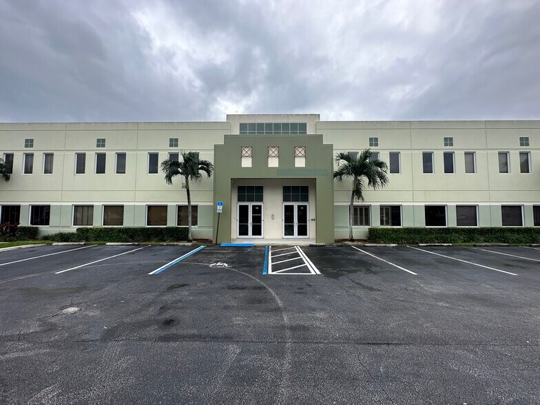 More Photos Of 1200 S Rogers Cir, Boca Raton Warehouse For Lease